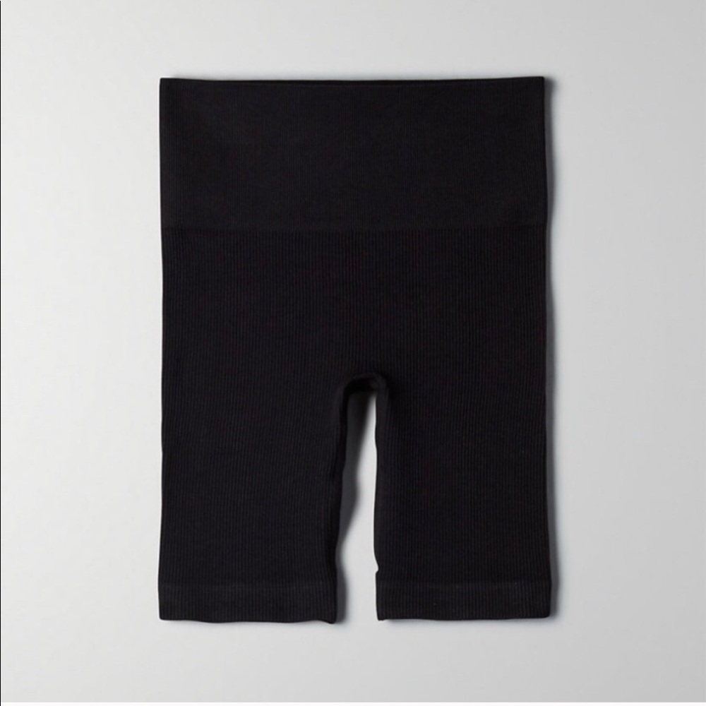 NWT TNA Aritzia Rincon Ribbed Biker Hi Rise Shorts